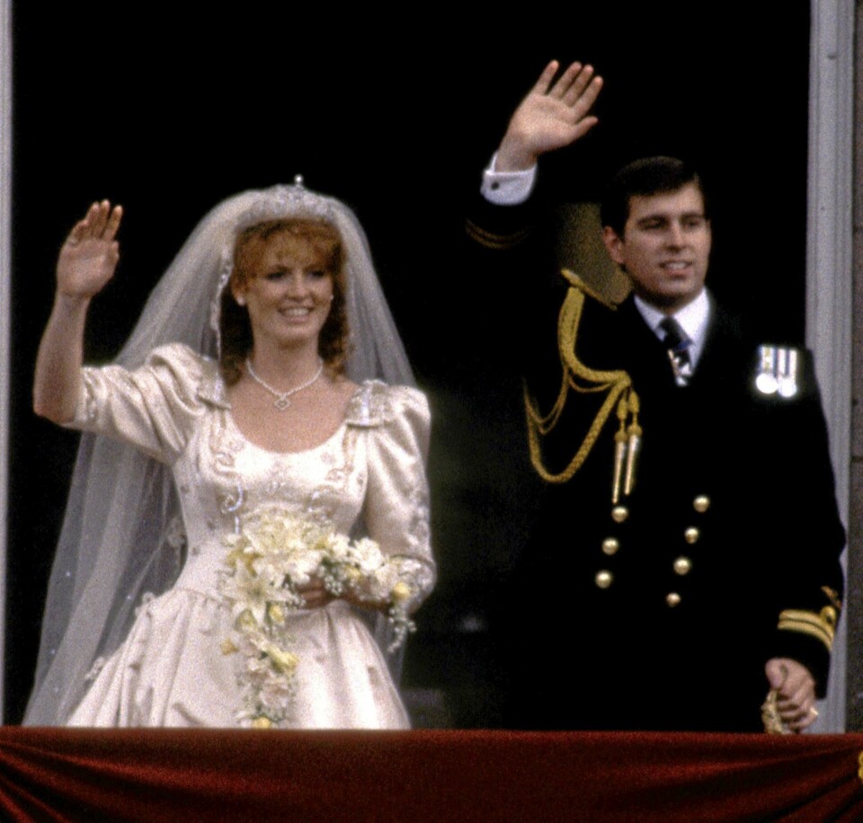Prince Andrew og Sarah Ferguson giftet seg i 1986, og den gang var det hus som kunne vinke fra slottsbalkongen. Paret skilte seg ti år etter og på sin nevø Williams store dag, fikk hun ikke engang komme på festen.