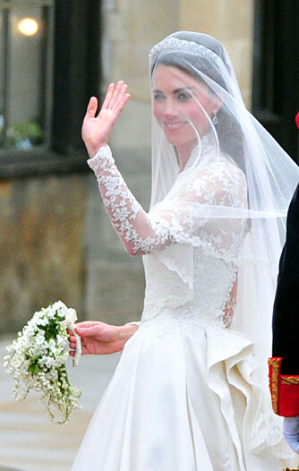 PÅ VEI INN: Kate Middleton på vei inn i kirken. Den lille brudebuketten passer fint til kjolen.