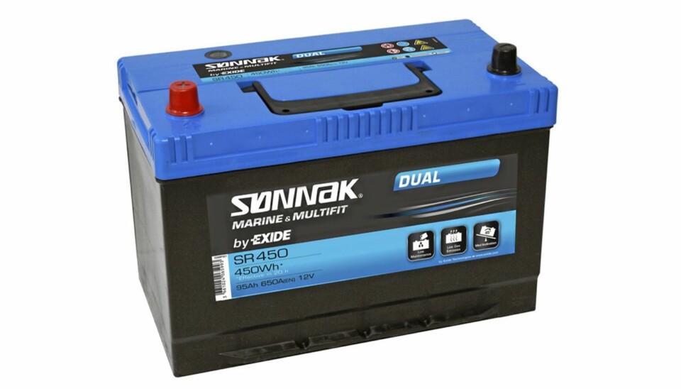 SJEKK: Etter å ha sjekket at batteriet ikke har noen synlige skader, bør man teste om det er fulladet før man begynner montering.