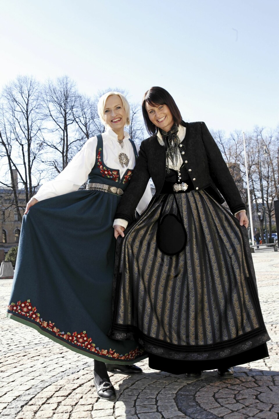Karen-Marie Ellefsen viser stolt frem sin Valdresbunad, mens Linde Andersen har pyntet seg i Oslo Jubileumsdrakt. Makkeren Frode Søreide lover å ta på seg Sognebunad. (Foto: Britt Krogsvold Andersen)