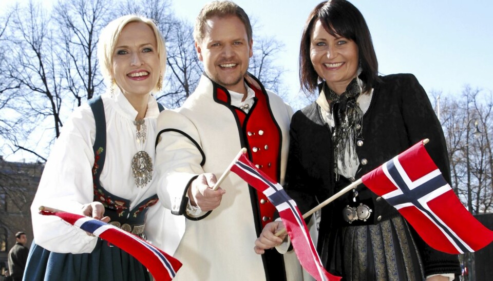 Hurra for 17.mai! Karen-Marie Ellefsen, Frode Søreide og Line Andersen skal være programledre i forbindelse med Nrk`s 17.mai sendinger. (Foto: Britt Krogsvold Andersen)