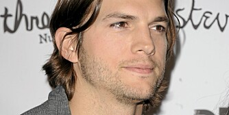 Ashton Kutcher skal være aktuell som Charlie Sheens arvtager i Two and a half Men.