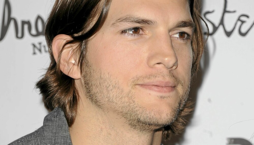 Ashton Kutcher skal være aktuell som Charlie Sheens arvtager i Two and a half Men.
