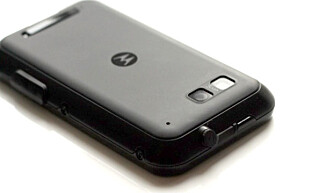 POLSTRET: Motorola Defy er vanntett, og kan ligge under en meter vann i en halvtime uten å bli ødelagt.
