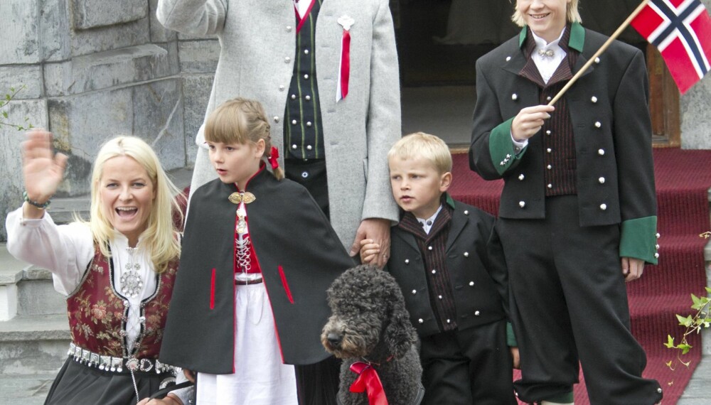 FULLTALLIG: Tradisjonen tro hilste kronprinsfamilien årets barnetog i Asker: Kronprinsesse Mette-Marit, kronprins Haakon, prinsesse Ingrid Alexandra, Milly Kakao, prins Sverre Magnus og kronprinsessens sønn, Marius Borg.