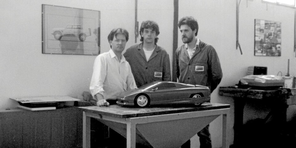 KARBONFIBER: Pagani laget en karbonprototyp av den legendariske Countach på 80-tallet. Legg også merke til bildet av LM002 på veggen.
