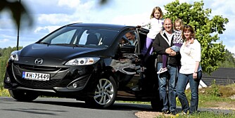 VALGTE MAZDA: Familien Henriksen valgte å bytte sin Mazda5 i en ny modell. Skyvedørene er noe av det de liker best.