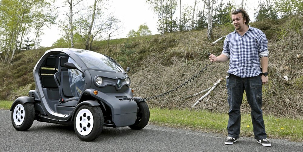 SÅ LITEN: En relativt vanlig mann blir stor ved siden av den lille elfarkosten. FOTO: Renault