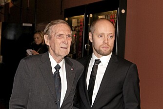 BEKLEMT: Aksel så ikke ut til å trives i blitzregnet under premiereb\n på «Max Manus»-filmen i 2008. Her sammen med Gunnar "Kjakan" Sønsteby.