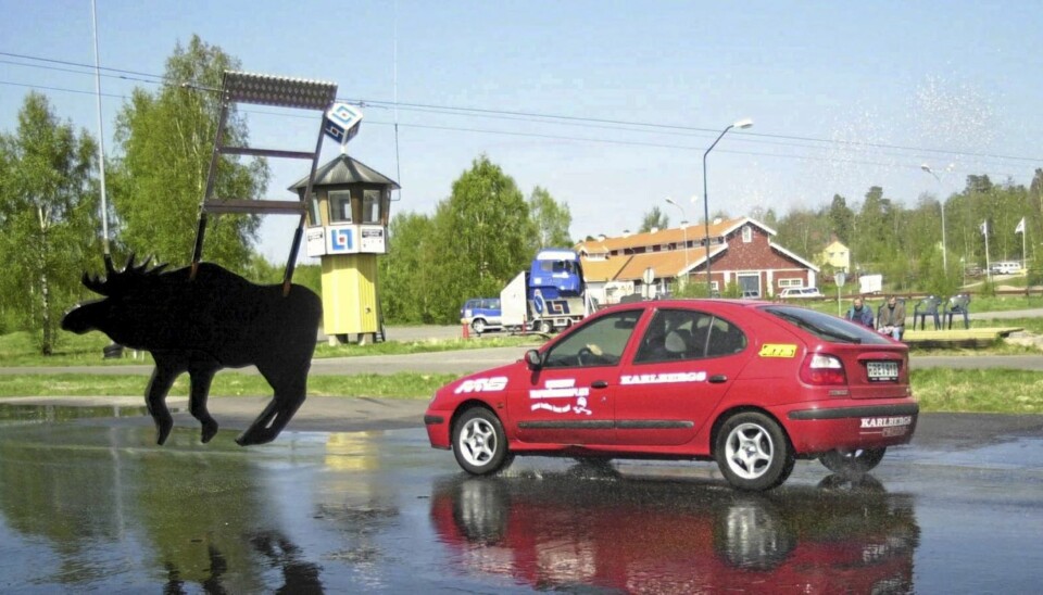 ØVER SEG PÅ UNNAMANØVER: I Sveriges åpnet man i 2001 den første elgkollisjonsbanen, der en elg-figur plutselig viser seg i bilbanen og tvinger sjåføren til en unnamanøver. Ved å øve på dette, kan man redde seg selv og andre dersom situasjonen skulle oppstå langs veien.