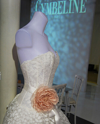 BLONDER: 2012-kolleksjonen har mange yndige, korte kjoler, gjerne med store, fargede rosetter.
