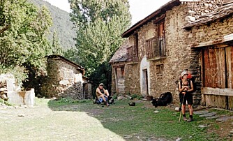 FOLKETOMT: Ruiner etter forlatte landsbyer er et vanlig syn i Pyreneene.