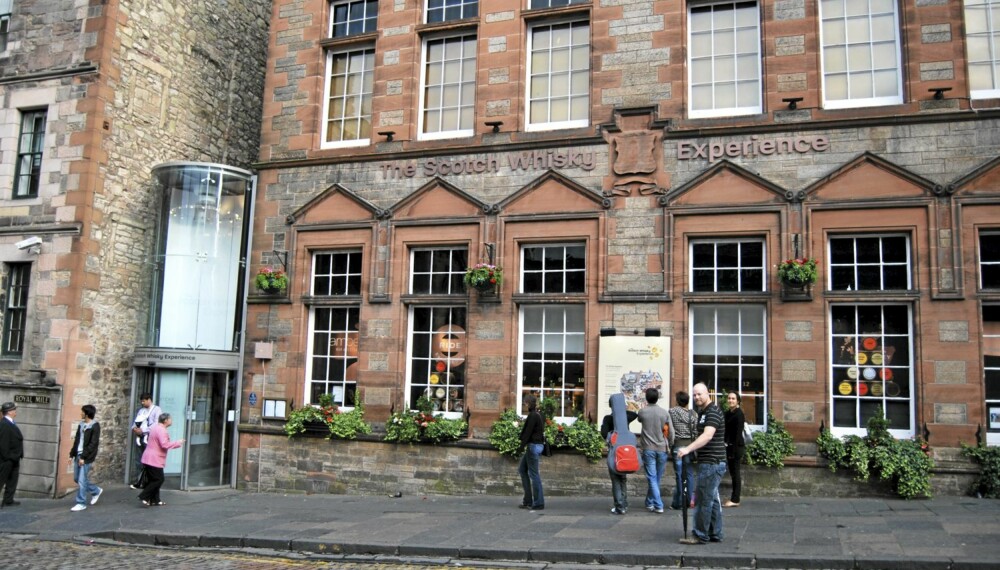 WHISKY-OPPLEVELSE: Her på ""The Scotch Whisky Experience"" ved Edinburgh Castle skjer det.