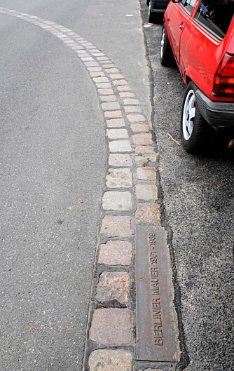 BERLIN: Brosteinstripen i asfalten viser hvor muren en gang delte Sebastianstrasse i to.