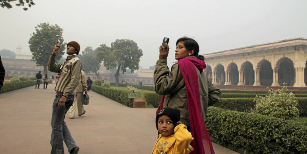 IKKE BARE UTLENDINGER: Også indiere på ferie finner Agra interessant.