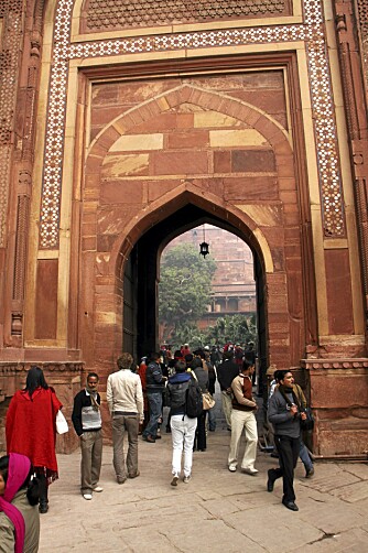 RENE FOLKEVANDRINGEN: Sammen med turister fra alle kanter av verden går jeg inn gjennom porten for å ta keiser Akbars palass - senere Shahjahans luksusfengsel - nærmere i øyesyn.
