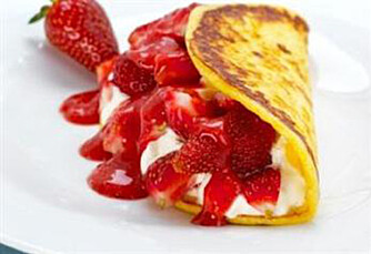 Cottage cheese-pannekaker med jordbær er en sommerfavoritt.