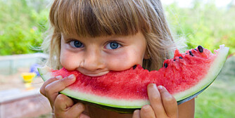 GODT: Gjør det til en god vane å gi barna påfyll med frukt under bilturen. Sunt og deilig.