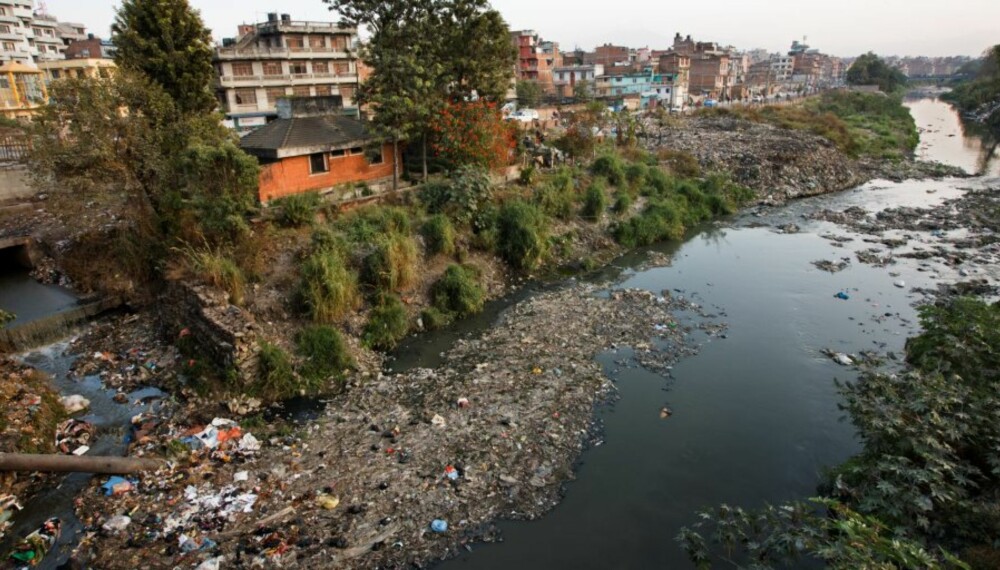 Synet av søppelet er ille nok, men tro meg: Å stå her midt i Katmandu og kjenne stanken av søppel ispedd eksos og kloakk, er ikke et land som Nepal verdig!