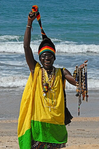 HOBBY: Rastafariene selger smykker og suvenirer på stranda. Det kan i beste fall kalles en hobby som bedrives til de får innpass hos en elskovsyk, kvinnelig turist. HOBBY: Rastafariene selger smykker og suvenirer på stranda. Det kan i beste fall kalles en hobby som bedrives til de får innpass hos en elskovsyk, kvinnelig turist.