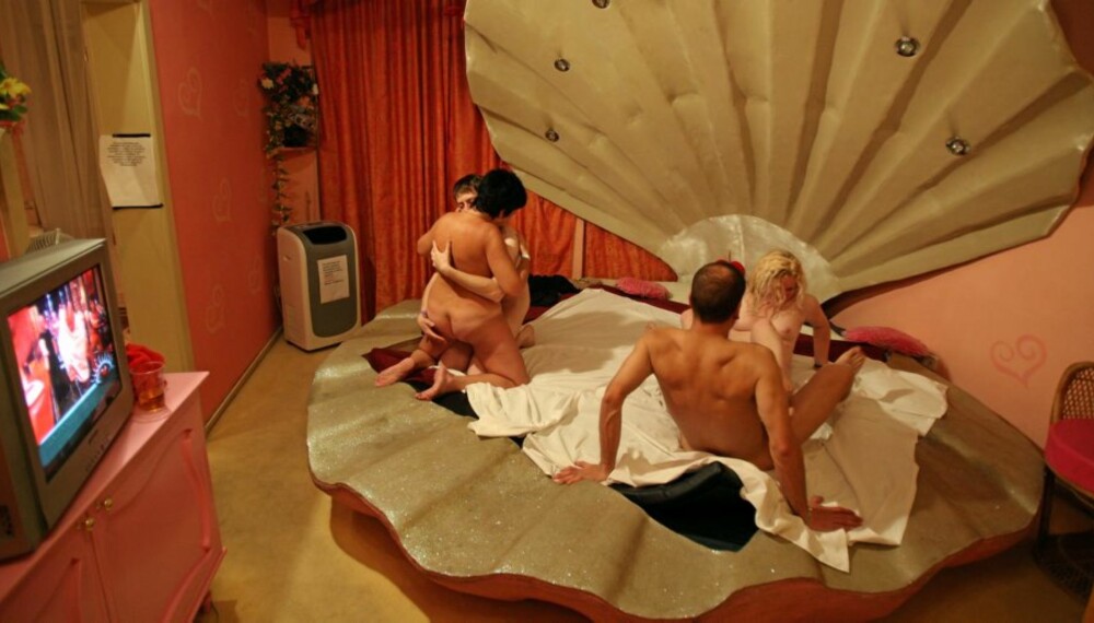TEMAROM: Klubben overlater lite til tilfeldighetene. Rommene du filmes i er dekorert i ulike temaer. Her har to swingerspar funnet seg til rette. TEMAROM: Klubben overlater lite til tilfeldighetene. Rommene du filmes i er dekorert i ulike temaer. Her har to swingerspar funnet seg til rette.