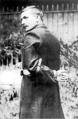 FØRSTEMANN: Harry Pierrepoint som hengte nordmannen Julius Wammer i 1909. På dette bildet demonstrerer han hvordan de løste stroppeproblemet under henrettelsen av en enarmet mann.