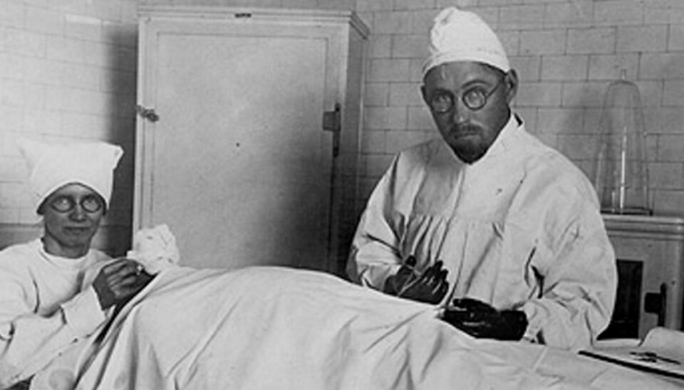John Brinkley kjøpte seg papirene for å kunne åpne sin egen klinikk. Uten ordentlig utdanning fant han opp flere behandlinger som ikke hadde noen virkning.