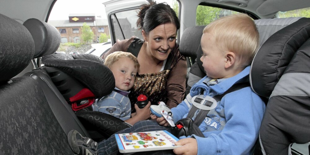 FOROVER ELLER BAKOVER? De minste barna bør sitte bakovervendt, mener Marianne Skjerven-Martinsen - her med sine egne barn Emil (3,5) og Mikkel (1,5).