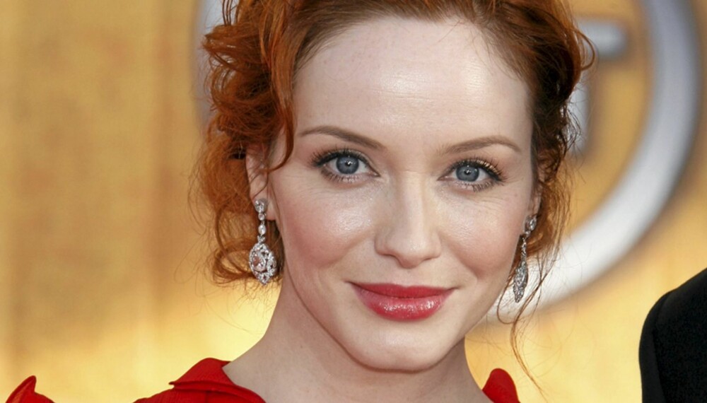 SLITER MED STØRRELSEN: Kurvige Christina Hendricks synes det er vanskelig å finne badetøy til kropper med former.