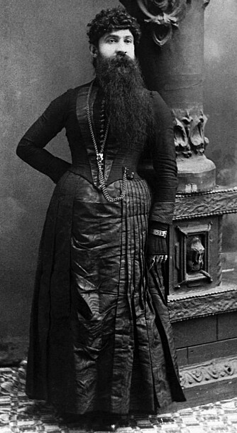 Like standard som sterke menn og fete damer. Bildet viser Madame Devere (1842- 1912) som kunne vise fram et skjegg som målte 35 centimeter, det lengste kvinneskjegget verden har sett. Jane, som hun het til fornavn, giftet seg med en sirkuseier og var en allsidig dame. Hun bidro nemlig også som akrobat og slangetemmer i forestillingene.
