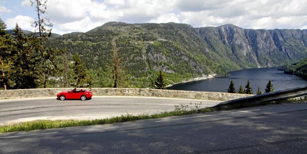HÅRNÅLSSVINGER: På vei opp fra Dalen i Telemark kan sjåfør og bil bryne seg på de krappe svingene, mens passasjerene kan nyte utsikten.