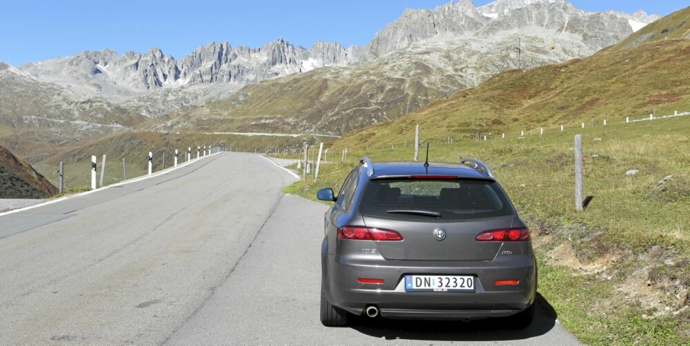 ITALIENSK: En Alfa Romeo føler seg hjemme på veiene i Alpene.