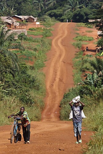 Dårlig med asfalt: Fra veistrekningen mellom Kisangani og Mambasa. Det var ikke mange asfaltflekkene jeg så på denne over 50 mil lange strekningen.