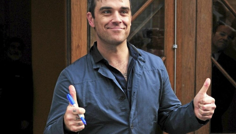 PÅ BEDRINGENS VEI: Robbie Williams måtte droppe lørdagens konsert i københavn på grunn av magetrøbbel, men føler seg bedre nå.