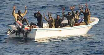 ADENBUKTA: Bildet er tatt fra USS Vella Gulf i februar 2009 og viser en gjeng pirater som må gjøre rede for seg og sin farkost. USS Vella tilhører en internasjonal flåte som driver antipiratvirksomhet utenfor Somalia.