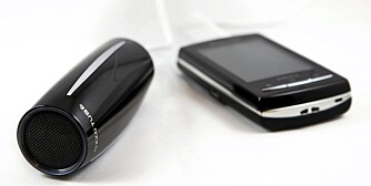 LITEN: OzzoTube tar mindre plass i lommen enn en liten mobiltelefon.