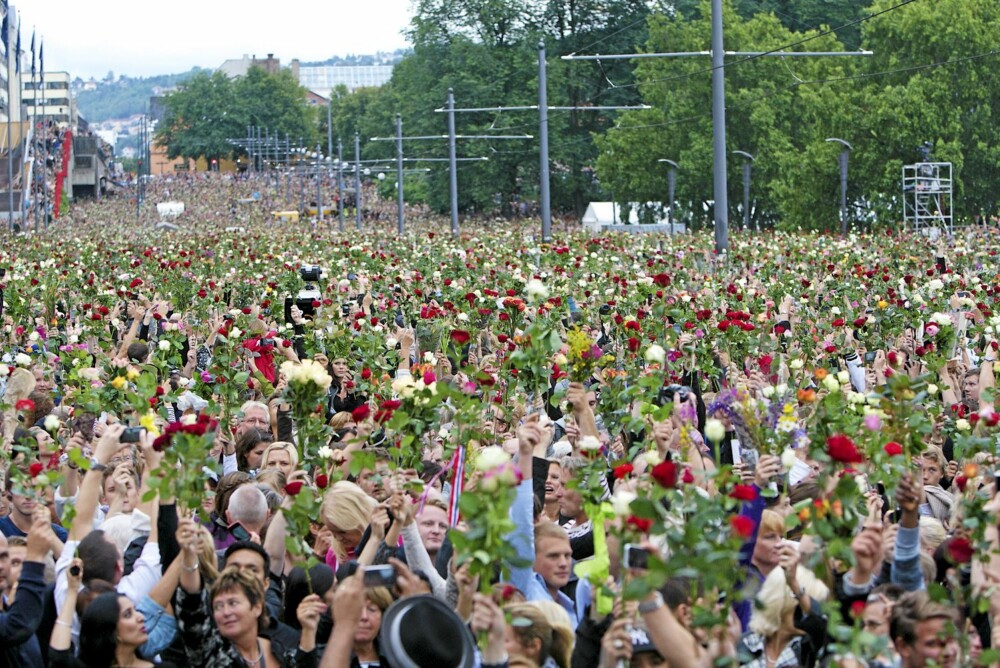 150.000 mennesker strakte roser i været som en protest mot drapene og som en hyllest til ofrene.