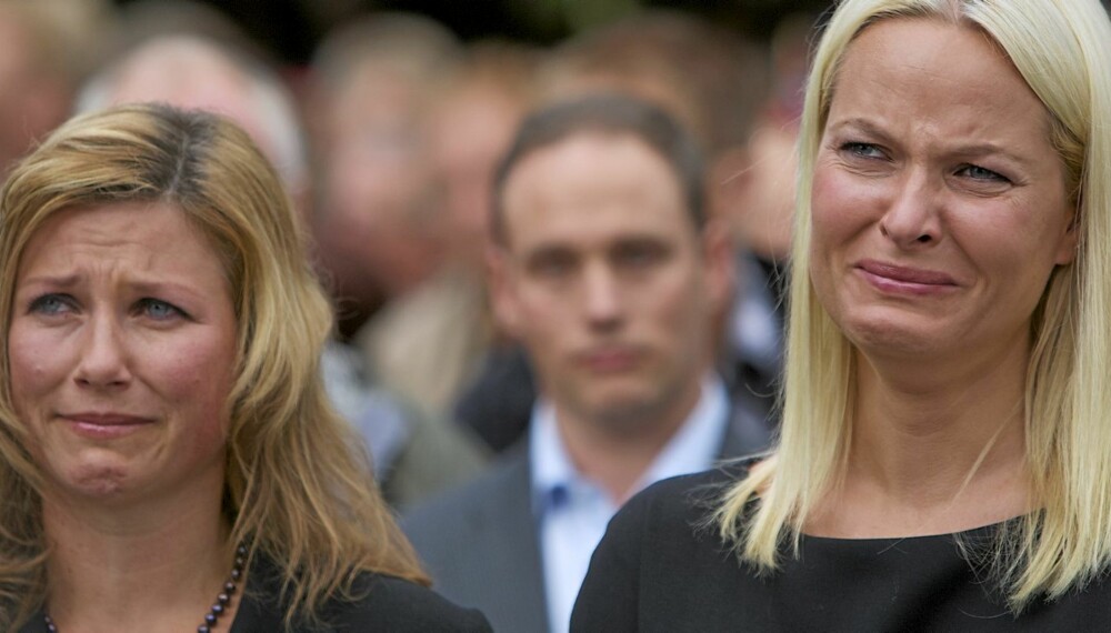 Prinsesse Märtha og kronprinsesse Mette-Marit, som selv mistet stebroren sin i massakren på Utøya, deltok på det følelsesladde arrangementet.