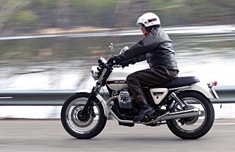 SYKKEL: Moto Guzzi V7 Classic. Motor: 744 ccm, 90 graders V-2. Effekt: 48,5 hk. Dreiemoment: 58,2 Nm