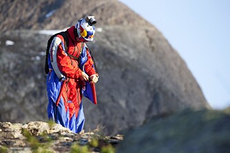 Guttedrømmen: I sin nye Vampire-wingsuit gjør Jokke en siste sjekk før han forlater fjellveggen.