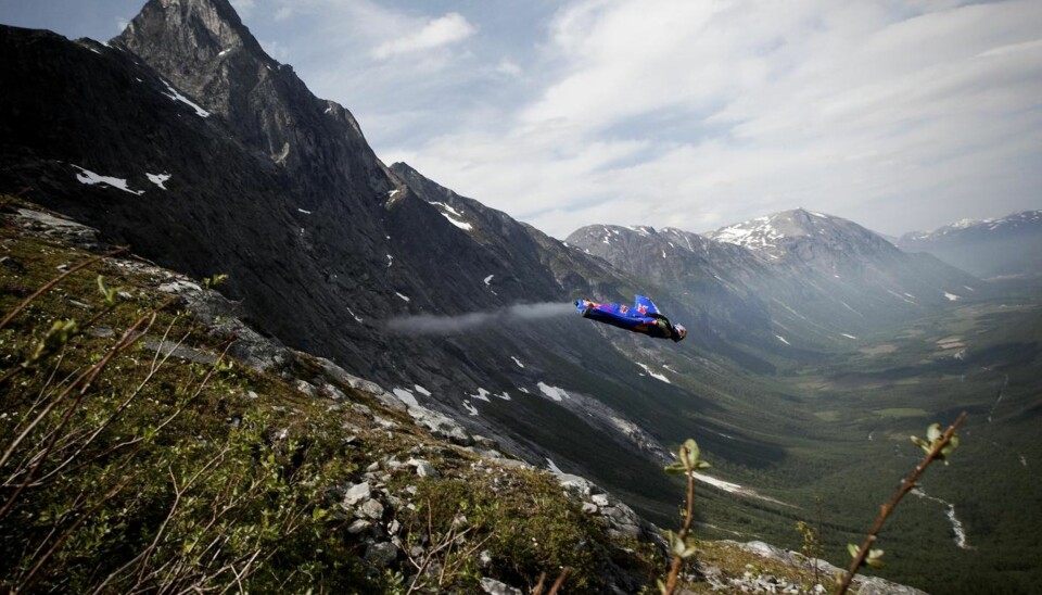 Helt vilt: Jokke stuper ned fjellene og i 200 km/t ved Romsdalen i Norge og er omkranset av fantastisk natur.