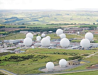 Britisk samarbeid: På Menwith Hill i York i England står nærmere 30 kjempestore "golfballantenner " som sender store datamengder videre til Fort Meade. Stasjonen drives av NSA, med flere hundre amerikanske mannskaper.