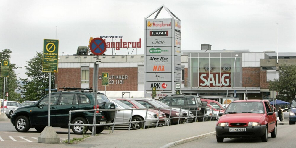 KJØPESENTRE: Mange skader oppstår i forbindelse med parkering ved kjøpesentere. Foto: Terje Bendiksby / SCANPIX