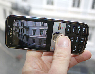 UTEN TRYKKSKJERM: Nokia C5 har store og gode taster og helt gratis GPS-navigasjon.