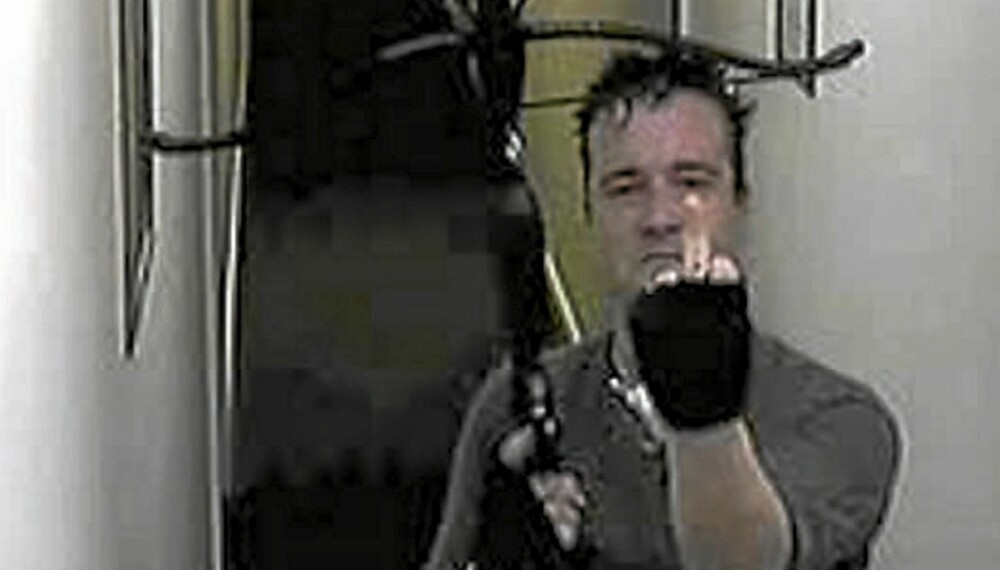 Griffiths ble avslørt av en sikkerhetsvideo i blokka der han bodde. Etter å ha drept Suzanne Blamires gikk han bort til kameraet og viste fingeren.