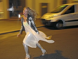 SOMMERFAVORITT: Jakke fra Nelly, tights fra Gina Tricot, kjole fra Cheap Monday og sko fra H&M.
