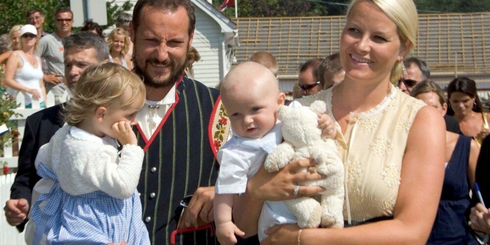 FAMILIEKJÆR: Mette-Marit, Haakon, Ingrid Alexandra og Sverre Magnus var blant de mange gjestene da Mette-Marits bror Espen giftet seg i 2006.