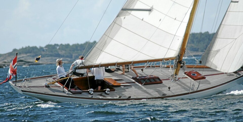 ÅPEN OG ORIGINAL: Åpne og ryddige dekksarealer er viktig når båten skal seile regatta og på Nanna er flushdekket nå tilbakeført til opprinnelig standard.