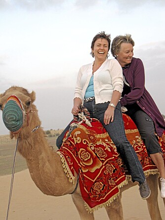 Irene Helleland (foran) og Grete Nygård fra Bergen fikk en uforglemmelig tur på kamelryggen under Norsk Ukeblads forrige lesertur til Dubai. (Foto: Nina Edwardsen)
