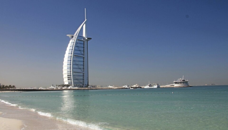 Et av reisens høydepunkter er middagen på hotellet Burj al Arab, eller «Seilet», som har syv stjerner og er omgitt av vakre strender.